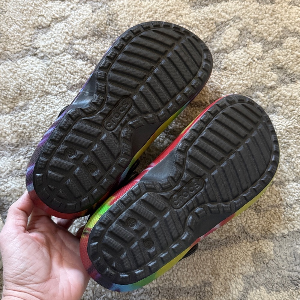 CROCS 6/8 Rainbow Tie-Dye Slippers - Picture 3 of 5